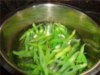 豆角肉炒饼的做法步骤1