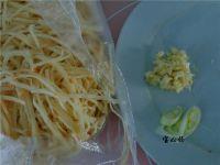 豆角肉炒饼的做法步骤3