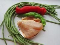 豇豆炒鸡肉的做法步骤1