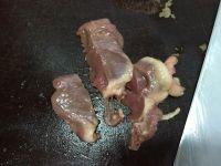 甜豆炒鸭心的做法步骤2