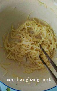 土豆丝煎饼果子的做法步骤2