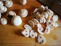 肉丁炒口蘑的做法步骤1