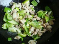 肉丁炒口蘑的做法步骤6