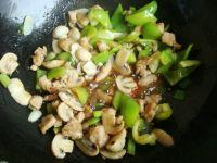 肉丁炒口蘑的做法步骤7