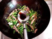 芹菜炒鸡腿肉的做法步骤5