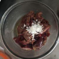 凤梨鸭杂的做法步骤2