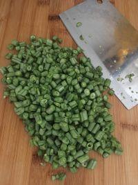 豇豆炒橄榄菜的做法步骤2