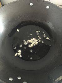 豇豆炒橄榄菜的做法步骤4