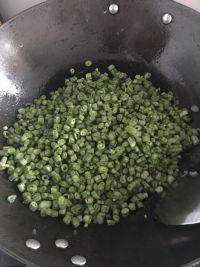 豇豆炒橄榄菜的做法步骤5