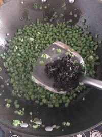 豇豆炒橄榄菜的做法步骤6