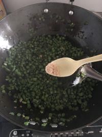 豇豆炒橄榄菜的做法步骤7