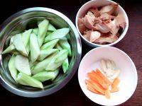 丝瓜炒鸡腿肉的做法步骤1