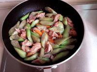 丝瓜炒鸡腿肉的做法步骤6