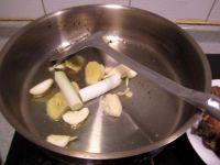 柴鸡炖茶树菇的做法步骤3