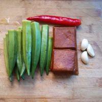 豆干炒秋葵的做法步骤1