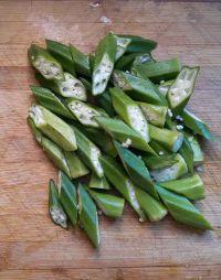 豆干炒秋葵的做法步骤2