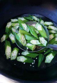 豆干炒秋葵的做法步骤3