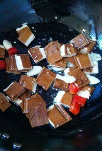 豆干炒秋葵的做法步骤7