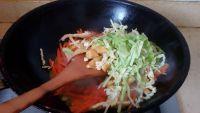 蛋香胡萝卜包心菜丝炒豆干丝的做法步骤4