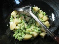 毛豆烧土豆的做法步骤3