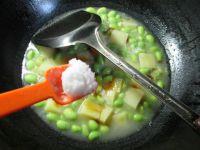 毛豆烧土豆的做法步骤6