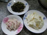 猪肉酸菜炒茭白的做法步骤1