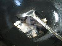 猪肉酸菜炒茭白的做法步骤2