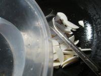 猪肉酸菜炒茭白的做法步骤3