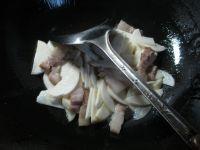 猪肉酸菜炒茭白的做法步骤4