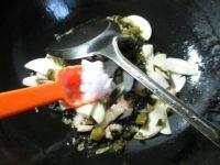 猪肉酸菜炒茭白的做法步骤6