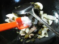 猪肉酸菜炒茭白的做法步骤7