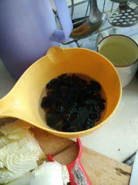 黑木耳炒白菜梗娃娃菜的做法步骤1