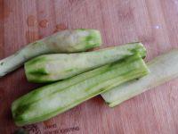 丝瓜炒鸡丁的做法步骤2