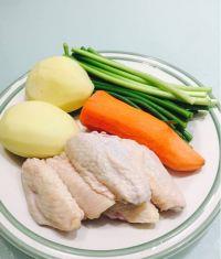 蒜苔土豆烧鸡翅的做法步骤1