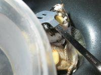 花菜鱼头汤的做法步骤3