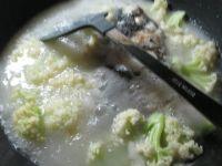 花菜鱼头汤的做法步骤6