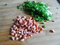 香肠葱花饼的做法步骤1