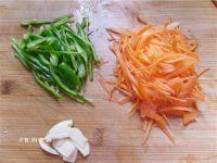 辣椒炒鸡蛋的做法步骤2