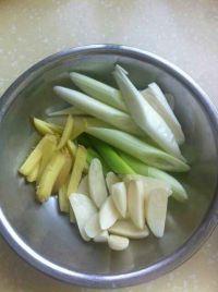 香辣大锅烧鲫鱼的做法步骤2