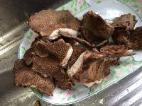 虎掌菌汤浸滑鸡的做法步骤2