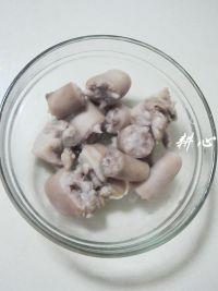 菱角猪尾汤的做法步骤3