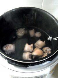 菱角猪尾汤的做法步骤4