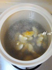 菱角猪尾汤的做法步骤6