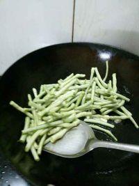 梅菜干炒豆角的做法步骤3