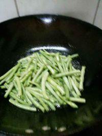梅菜干炒豆角的做法步骤4
