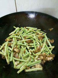 梅菜干炒豆角的做法步骤6