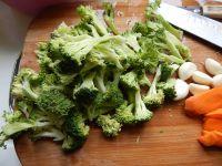 西兰花炒鸡肉片的做法步骤3