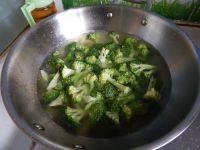 西兰花炒鸡肉片的做法步骤4