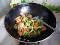 西兰花炒鸡肉片的做法步骤13