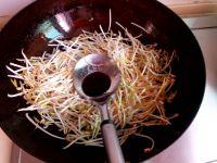 蒜苗炒豆芽的做法步骤3